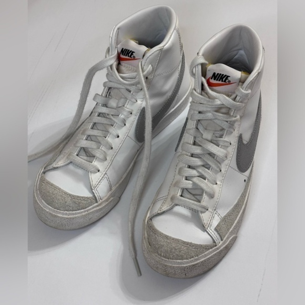 7Y |WOMEN'S NIKE BLAZER MID 77 SE
DH8640-102 WHITE WITH SILVER CHECK